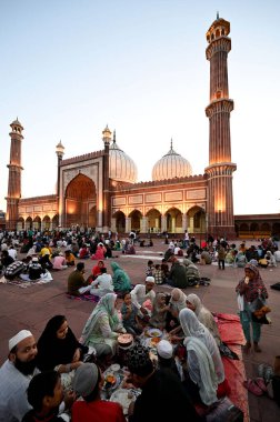 Yeni DELHI, INDIA - İnsanlar Delhi ikonik Jama Mescidi 'nde 2 Mart 2025' te Hindistan 'ın Yeni Delhi şehrinde, Kutsal Ay' ın ilk Ramzan 'ında oruç tutmak için toplandılar. T