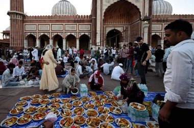 Yeni DELHI, INDIA - İnsanlar Delhi ikonik Jama Mescidi 'nde 2 Mart 2025' te Hindistan 'ın Yeni Delhi şehrinde, Kutsal Ay' ın ilk Ramzan 'ında oruç tutmak için toplandılar. T