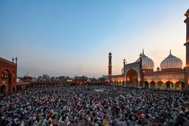 Yeni DELHI, INDIA - İnsanlar Delhi ikonik Jama Mescidi 'nde 2 Mart 2025' te Hindistan 'ın Yeni Delhi şehrinde, Kutsal Ay' ın ilk Ramzan 'ında oruç tutmak için toplandılar. T