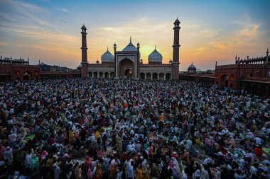 Yeni DELHI, INDIA - İnsanlar Delhi ikonik Jama Mescidi 'nde 2 Mart 2025' te Hindistan 'ın Yeni Delhi şehrinde, Kutsal Ay' ın ilk Ramzan 'ında oruç tutmak için toplandılar. T