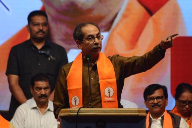 Shiv Sena UBT Başkanı Uddhav Thackray, Milletvekili Sanjay Raut ve Mulund 'daki Kalidas Hall' da düzenlenen Shiv Sena UBT işçi mitinginde parti liderleri, 9 Mart 2025 'te Mumbai, Hindistan' da yapılacak belediye seçimlerinin arka planında. 