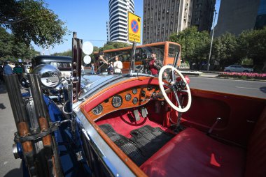 The Statesman Vintage ve Classic Car rallisi sırasında Connaught Place 'de 2 Mart 2025' te Yeni Delhi, Hindistan 'da görülen klasik arabalar.. 