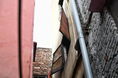 2 Mart 2025 'te Hindistan' ın Yeni Delhi kentinde, Motia Khan 'da bir kişinin ölümüyle sonuçlanan silindir patlaması sonucu evin dışında bir manzara alev aldı.. 