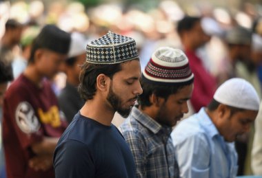 NOIDA, INDIA - 2 Mart 2025 'te Hindistan' ın Noida kentinde, 8. Bölge 'deki Ramazan ayının ilk gününde Müslüman dindarlar Namaz' ı teklif ettiler..