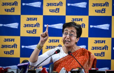 NEW DELHI, INDIA - AAP lideri Atishi, 8 Mart 2025 tarihinde Hindistan 'ın Yeni Delhi kentinde Mahila Samriddhi Yojana için Delhi Hükümeti' nin kaynak tahsisi konulu basın toplantısında bir konuşma yaptı..