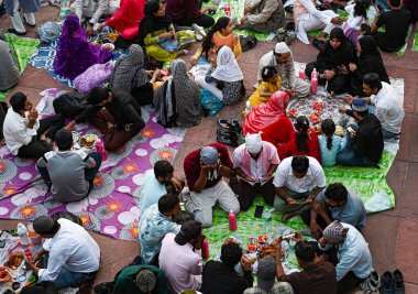 Yeni DELHI, INDIA - İnsanlar Delhi ikonik Jama Mescidi 'nde 2 Mart 2025' te Hindistan 'ın Yeni Delhi şehrinde, Kutsal Ay' ın ilk Ramzan 'ında oruç tutmak için toplandılar. T