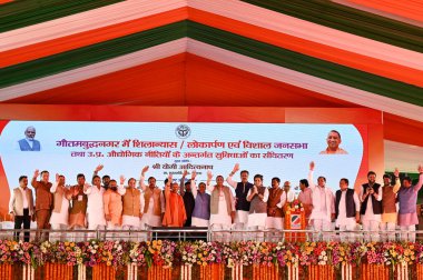 Uttar Pradesh Genel Sekreteri Yogi Adityanath 8 Mart 2025 'te Hindistan' ın başkenti Büyük Noida 'da Dadri NTPC' deki toplantıya hitaben bir konuşma yaptı..