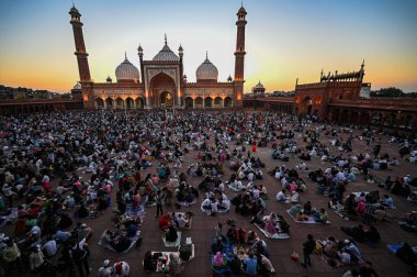 Yeni DELHI, INDIA - İnsanlar Delhi ikonik Jama Mescidi 'nde 2 Mart 2025' te Hindistan 'ın Yeni Delhi şehrinde, Kutsal Ay' ın ilk Ramzan 'ında oruç tutmak için toplandılar. T