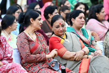 NEW DELHI, INDIA - 8 Mart: Mallika Nadda (JP Nadda Ulusal Başkanı) 8 Mart 2025 'te Uluslararası Kadınlar Günü' nde Aparajsamman Samaroh sırasında Charu Singh 'in eşi ile birlikte sağdan üçüncü sırada
