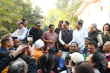 Delhi Baş Bakanı Rekha Gupta ve Delhi BJP başkanı Virender Sachdeva, 9 Mart 2025 'te Yeni Delhi, Hindistan' da sabah yürüyüşçüleri ve sakinleriyle görüşmek üzere Lodhi Garden 'da bir araya geldiler.. 