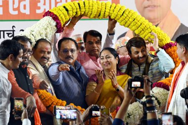 NEW DELHI, INDIA - 2 Mart 2025: Delhi BJP Poorvanchal Morcha, Delhi Genel Sekreteri Rekha Gupta, Delhi Pradesh BJP Başkanı Virendra Sachdeva ve milletvekili Manoj Tiwari 'yi 2 Mart 2025' te Yeni Delhi, Hindistan 'da kutladılar.. 