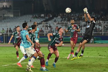 Mohun Bagan SG 'den GK Dheeraj (12), 8 Mart 2025 tarihinde Hindistan' ın Kolkata kentinde oynanan Hindistan Süper Ligi (ISL) maçında FC Goa 'ya karşı bir topu engelledi.. 