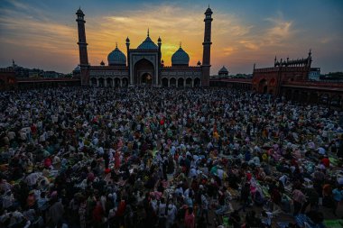 Yeni DELHI, INDIA - İnsanlar Delhi ikonik Jama Mescidi 'nde 2 Mart 2025' te Hindistan 'ın Yeni Delhi şehrinde, Kutsal Ay' ın ilk Ramzan 'ında oruç tutmak için toplandılar. T