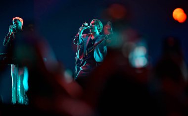 MUMBAI, INDIA - İngiliz indie rock grubu Glass Animals, Lollapalooza India 2025 'in üçüncü sayısında 8 Mart 2025 tarihinde Mahalaxmi Race parkurunda BookMyShow Live tarafından sahnelendi ve tanıtıldı.. 