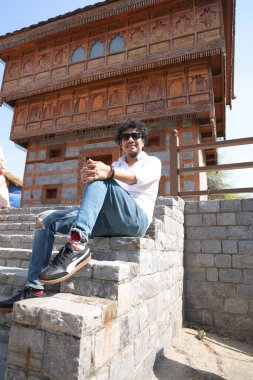 Hintli şarkıcı Papon, 13 Şubat 2025 tarihinde Hindistan 'ın Yeni Delhi kentinde, Surajkund International Crafts Mela' da HT City ile özel bir röportaj sırasında poz verdi.