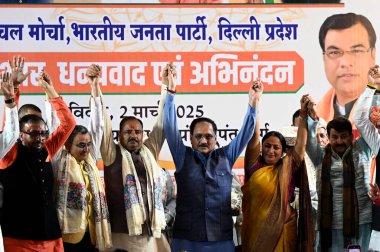 NEW DELHI, INDIA - 2 Mart 2025: Delhi BJP Poorvanchal Morcha, Delhi Genel Sekreteri Rekha Gupta, Delhi Pradesh BJP Başkanı Virendra Sachdeva ve milletvekili Manoj Tiwari 'yi 2 Mart 2025' te Yeni Delhi, Hindistan 'da kutladılar.. 