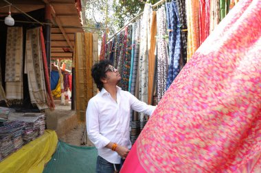 Hintli şarkıcı Papon, 13 Şubat 2025 tarihinde Hindistan 'ın Yeni Delhi kentinde, Surajkund International Crafts Mela' da HT City ile özel bir röportaj sırasında poz verdi.