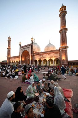 Yeni DELHI, INDIA - İnsanlar Delhi ikonik Jama Mescidi 'nde 2 Mart 2025' te Hindistan 'ın Yeni Delhi şehrinde, Kutsal Ay' ın ilk Ramzan 'ında oruç tutmak için toplandılar. T