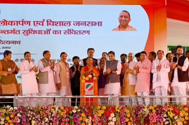 Uttar Pradesh Genel Sekreteri Yogi Adityanath 8 Mart 2025 'te Hindistan' ın başkenti Büyük Noida 'da Dadri NTPC' deki toplantıya hitaben bir konuşma yaptı..