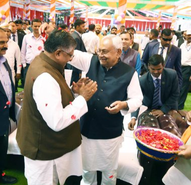 PATNA, INDIA - 8 Mart 2025 'te Patna, Hindistan' da Bihar Scout & Guide 'da Holi Milan Samaroh sırasında BJP milletvekili Ravthe Prasad ile Bihar Genel Sekreteri Nitish Kumar. Fotoğraf: Santosh Kumar / Hindustan Times )
