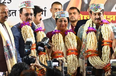 NEW DELHI, INDIA - 2 Mart 2025: Delhi BJP Poorvanchal Morcha, Delhi Genel Sekreteri Rekha Gupta, Delhi Pradesh BJP Başkanı Virendra Sachdeva ve milletvekili Manoj Tiwari 'yi 2 Mart 2025' te Yeni Delhi, Hindistan 'da kutladılar.. 