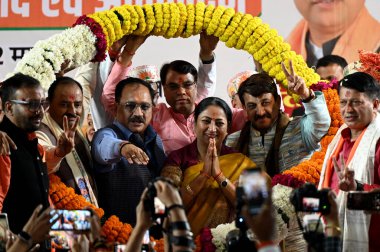 NEW DELHI, INDIA - 2 Mart 2025: Delhi BJP Poorvanchal Morcha, Delhi Genel Sekreteri Rekha Gupta, Delhi Pradesh BJP Başkanı Virendra Sachdeva ve milletvekili Manoj Tiwari 'yi 2 Mart 2025' te Yeni Delhi, Hindistan 'da kutladılar.. 