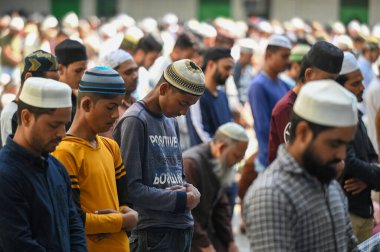 NOIDA, INDIA - 2 Mart 2025 'te Hindistan' ın Noida kentinde, 8. Bölge 'deki Ramazan ayının ilk gününde Müslüman dindarlar Namaz' ı teklif ettiler..