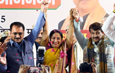 NEW DELHI, INDIA - 2 Mart 2025: Delhi BJP Poorvanchal Morcha, Delhi Genel Sekreteri Rekha Gupta, Delhi Pradesh BJP Başkanı Virendra Sachdeva ve milletvekili Manoj Tiwari 'yi 2 Mart 2025' te Yeni Delhi, Hindistan 'da kutladılar.. 