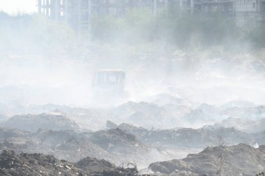 Beşinci gün itfaiyeciler 32. bölgedeki bir bahçe atık sahasında yangın söndürmeye çalışırlar (Fotoğraf: Sunil Ghosh / Hindustan Times 