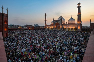 Yeni DELHI, INDIA - İnsanlar Delhi ikonik Jama Mescidi 'nde 2 Mart 2025' te Hindistan 'ın Yeni Delhi şehrinde, Kutsal Ay' ın ilk Ramzan 'ında oruç tutmak için toplandılar. T