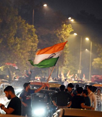 NEW DELHI INDIA 9 Mart 2025 Kriket taraftarları Hindistan 'ın Hindistan Şampiyonlar Kupası' nı 9 Mart 2025 'te Yeni Delhi' de Hindistan Kapısı yakınlarında kazanmasını kutluyor.