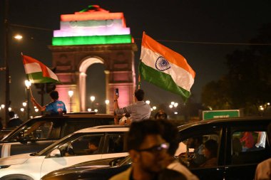 NEW DELHI INDIA 9 Mart 2025 Kriket taraftarları Hindistan 'ın Hindistan Şampiyonlar Kupası' nı 9 Mart 2025 'te Yeni Delhi' de Hindistan Kapısı yakınlarında kazanmasını kutluyor.
