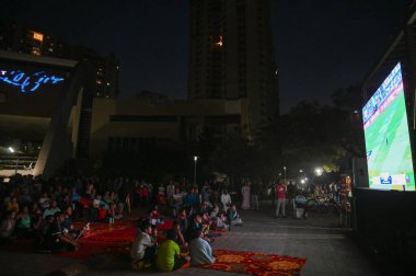 NOIDA INDIA, 9 Mart 2025 'te Hindistan' ın Noida Pho şehrinde 9 Mart 2025 'te Lotus Bollywood sosyetesi sektöründe 2025 ICC Şampiyonlar Kupası final maçının canlı yayınını izlerken neşeli bir ruh hali içinde.