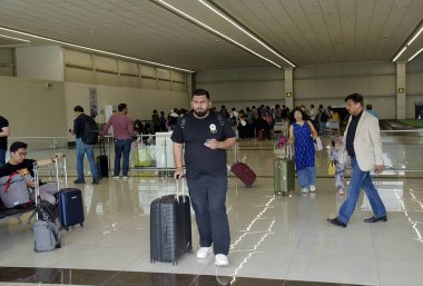 GHAZIABAD INDIA MARCH 10 2025 Yolcular Mumbai 'den Hindistan Hava Yolları' nın ilk uçuş servisi olarak Gaziabad Hindon Havaalanı Sivil Terminali 'ne 10 Mart 2025' te indi. 