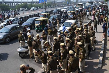 Yeni DELHI INDIA Yürüyüşü 10 Mart 2025 Delhi Polisi, Delhi-Meerut Çevre Yolu 'nun aile üyeleri ve yerlileri tarafından 10 Mart 2025' te Yeni Delhi Hindistan 'da saldırganlar tarafından vurularak öldürülmesinin ardından kapatılmasının ardından yeniden açıldı.