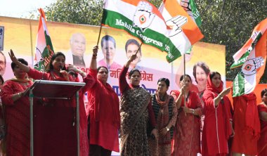 NEW DELHI INDIA MARCH 10 2025 Tüm Hindistan Mahila Kongresi AIMC Başkanı Alka Lamba, destekçileriyle birlikte 10 Mart 'ta Lok Sabha' da yüzde 33 kadın rezervasyonunun ve Jantar Mantar 'da devlet meclislerinin uygulanmasını talep eden bir protesto gösterisi düzenledi.