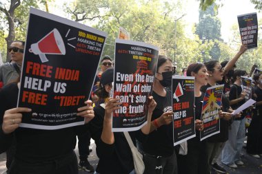 NEW DELHI INDIA MARCH 10 2025 Tibet cemaati üyeleri 10 Mart 2025 tarihinde Jantar Mantar 'daki 66. Tibet Ayaklanma Günü münasebetiyle Yeni Delhi Hindistan Fotoğrafı: Sonu Mehta Hindustan Times 