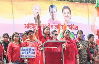 YENİ DELHI INDIA MARCH 10 2025 Alka Lamba Başkanı 10 Mart 2025 'te Hindistan' da Vipin Kumar Hindustan Times tarafından çekilen ve kadınların Jantar Mantar 'da yüzde 33 kota uygulamasını talep eden bir protesto sırasında 