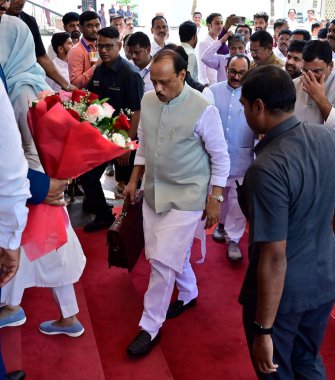 MUMBAI INDIA - 10 Mart: Maharashtra Dy CM ve Devlet Maliye Bakanı Ajit Pawar ve MoS Finans Bakanı Ashish Jaiswal ile diğer MLA ve MLC, bütçe aralığı sırasında Devlet bütçesini sunmadan önce Chattrapati Shivaji Maharaj Heykeli 'ne saygılarını sunuyorlar