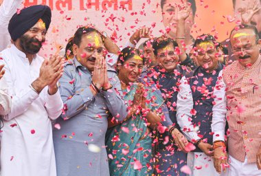 NEW DELHI INDIA March 11 2025 Delhi Genel Sekreteri Rekha Gupta Delhi BJP Parti Başkanı Virendra Sachdeva Union Bakanı Piyush Goyal, Pandit Pant marg 'daki Delhi BJP parti ofisinde düzenlenen Holi Milan bayramında diğer parti liderleriyle birlikte 