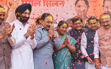 NEW DELHI INDIA March 11 2025 Delhi Genel Sekreteri Rekha Gupta Delhi BJP Parti Başkanı Virendra Sachdeva Union Bakanı Piyush Goyal, Pandit Pant marg 'daki Delhi BJP parti ofisinde düzenlenen Holi Milan bayramında diğer parti liderleriyle birlikte 