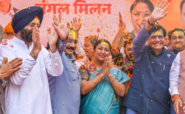 NEW DELHI INDIA March 11 2025 Delhi Genel Sekreteri Rekha Gupta Delhi BJP Parti Başkanı Virendra Sachdeva Union Bakanı Piyush Goyal, Pandit Pant marg 'daki Delhi BJP parti ofisinde düzenlenen Holi Milan bayramında diğer parti liderleriyle birlikte 