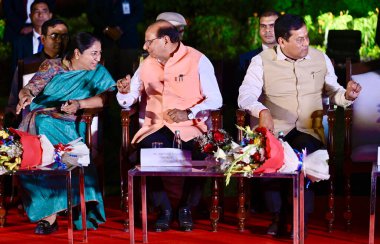 NEW DELHI INDIA MARCH 11 2025 Union Liman ve Su Yolları Bakanı Sarbananda Sonowal ve MoS Shantanu Thakur Delhi LG Vinai Kumar Saxena ile Delhi CM Rekha Gupta ile Delhi Kabine Bakanı Kapil Mishra ve Parvesh Verma Mos 'ler sırasında