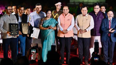NEW DELHI INDIA MARCH 11 2025 Union Liman ve Su Yolları Bakanı Sarbananda Sonowal ve MoS Shantanu Thakur Delhi LG Vinai Kumar Saxena ile Delhi CM Rekha Gupta ile Delhi Kabine Bakanı Kapil Mishra ve Parvesh Verma Mos 'ler sırasında
