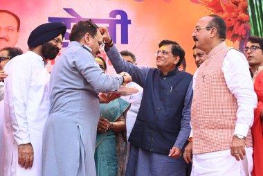 Delhi BJP Holi Milan kutlamaları sırasında 11 Mart 2025 Delhi BJP Başkanı Virendra Sachdeva Kabine Bakanı Piyush Goyal ve Delhi Baş Bakanı Rekha Gupta ve Delhi kabine bakanları ve diğer üst düzey liderler Delhi BJP Holi Milan kapalı