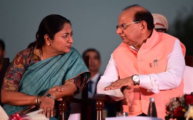 YENİ DELHI INDIA MARCH 11 2025 Delhi Başkanı Rekha Gupta Delhi Vali Vinai Kumar Saxena Hindistan İç Su Yolları İdaresi DDA ve GNCTD Eğlence Gemisi Turizm Servisi GNCTD arasındaki MoU imza töreninde