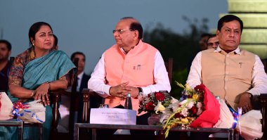 YENİ DELHI INDIA MARCH 11 2025 Delhi Başkanı Rekha Gupta Delhi Vali Vinai Kumar Saxena Hindistan İç Su Yolları İdaresi DDA ve GNCTD Eğlence Gemisi Turizm Servisi GNCTD arasındaki MoU imza töreninde