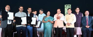 NEW DELHI INDIA MARCH 11 2025 Union Liman ve Su Yolları Bakanı Sarbananda Sonowal Delhi Vali Yardımcısı Vinai Kumar Saxena Delhi Baş Bakanı Rekha Gupta Su Kaynakları Bakanı Parvesh Sahib Singh Verma Turizm Bakanı Ka