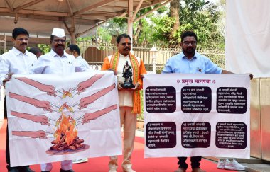 MUMBAI INDIA Yürüyüşü 11. 2025 NCP lideri Amol Mitkari, Vidhan Bhavan 'da hükümetin Swarajya Chhatrapati Sambhaji Maharaj ve inclu' nun savunucusunu içeren roman ve oyun kitaplarını kaldırmasını talep ediyor.