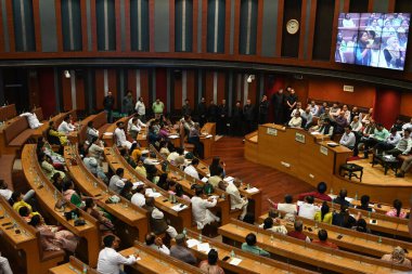 NEW DELHI INDIA - 12 Mart: Delhi Belediye Başkan Yardımcısı Ravinder Bharadwaj, Delhi Belediyesi MCD özel toplantısında 2024-25 ve B İdaresi için gözden geçirilmiş bütçe tahminlerini değerlendirmek üzere AAP ve BJP Konsey üyelerine seslendi